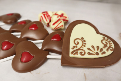 Geschenke zum Muttertag: Handgemachte Schokoladenkreationen aus unserer Gastronomie