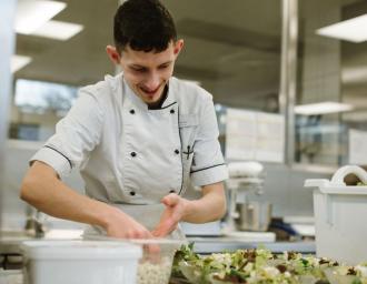 ARBEIT UND BESCHÄFTIGUNG